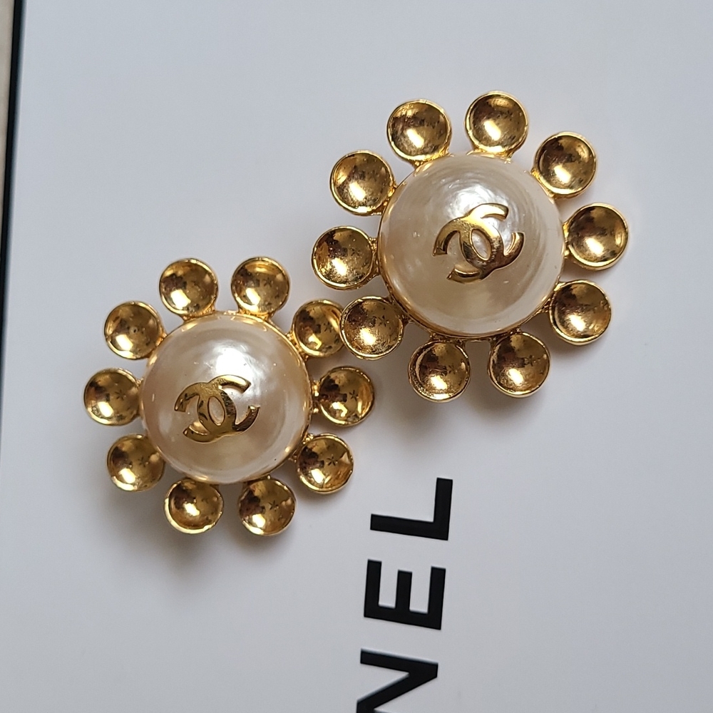 Authentic Chanel clip on earrings - Picture 7 of 16